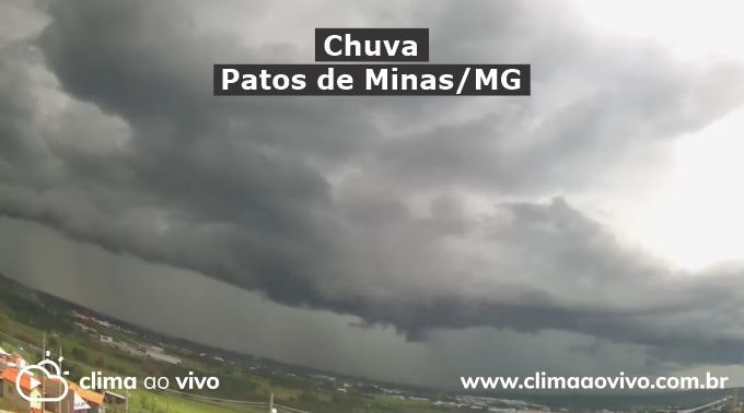 na imagem mostra a chuva a formação de chuva em Patos de Minas 